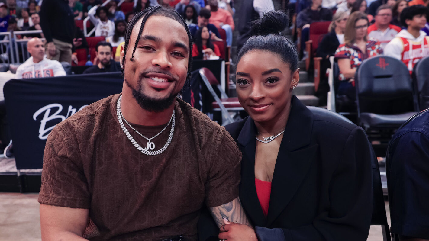 Simone Biles and Jonathan Owens attend a game between the Houston Rockets and the Los Angeles Lakers at Toyota Center on January 29, 2024 in Houston, Texas.
